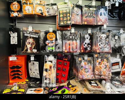Lemberg, Ukraine - 13. Februar 2025: Verschiedene Halloween-Themen wie Kostüme, Dekorationen und Partyzubehör in einem Geschäft. Stockfoto