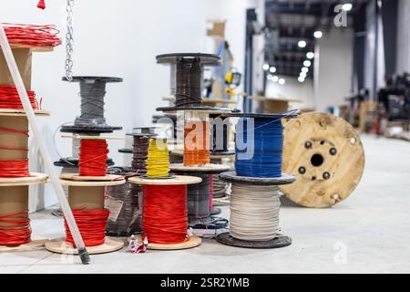 Ein Bündel von Drähten ist übereinander gestapelt. Einige sind rot, andere orange und andere blau Stockfoto