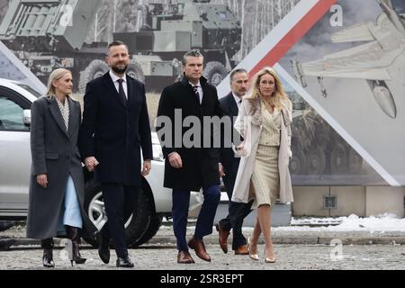 Warschau, Polen. Februar 2025. Der Verteidigungsminister der Vereinigten Staaten, Pete Hegseth, und der polnische Verteidigungsminister Wladyslaw Kosiniak-Kamysz während ihres Treffens. Quelle: JPIX/Alamy Live News Stockfoto