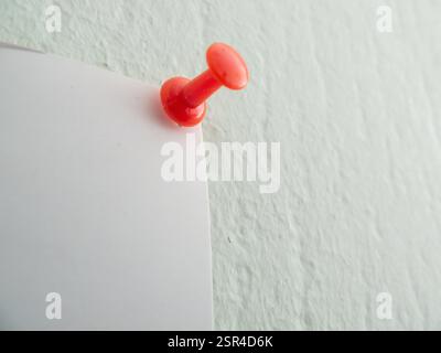 Aufkleber an der roten Taste befestigt Stockfoto