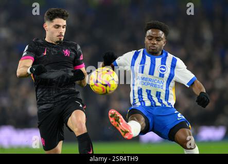 Brighton und Hove, Großbritannien. Februar 2025. Brighton und Hove Brighton England, 14. Februar 2025. Brighton & Hove Albion's Tariq Lamptey (rechts) kämpft mit Pedro Neto (links) während des Premier League-Spiels zwischen Brighton & Hove Albion und Chelsea im Falmer Stadium/American Express Stadium, England. (David Horton/SPP) (David Horton/SPP) Credit: SPP Sport Press Photo. /Alamy Live News Stockfoto
