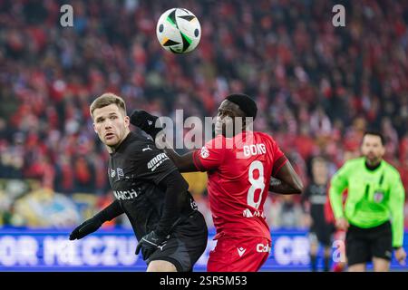 Benjamin Kallman (L) aus Cracovia und Hilary Gong (R) aus Widzew werden während des Polnischen PKO BP Ekstraklasa League Spiels zwischen Widzew Lod in Aktion genommen Stockfoto
