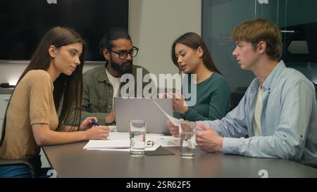 Multiethnische vielfältige Geschäftspartner männliche weibliche Kollegen Bürokollegen Team Männer Frauen bei Konferenz Vortrag Arbeit Laptop Papierkram Planung Stockfoto
