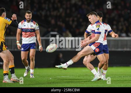 Wakefield, England - 24. Januar 2024 - Wakefield Trinity's Jake Trueman tritt beim Rugby League Luke Gale Testimonial Match Wakefield Trinity gegen Castleford Tigers im DIY Kitchens Stadium, Wakefield, UK Dean Williams Stockfoto