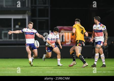 Wakefield, England - 24. Januar 2024 - Wakefield Trinity's Jake Trueman tritt beim Rugby League Luke Gale Testimonial Match Wakefield Trinity gegen Castleford Tigers im DIY Kitchens Stadium, Wakefield, UK Dean Williams Stockfoto