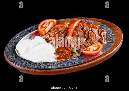iskender Döner Kebab mit Butter, Tomatensauce und Joghurt, traditionelle türkische Mahlzeit. Traditionelle türkische Küche mit Tomatensauce und Butter. Stockfoto