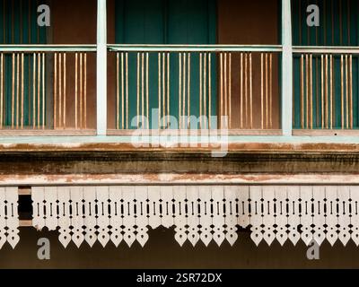 Verwitterte dekorative Details eines ehemaligen Innenhof eines Hindukaufhauses in Panam City, Sonargaon, Bangladesch, spiegeln die Architektur der Kolonialzeit wider. Stockfoto