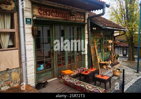 Sarajevo, Bosnien - 2. Dezember 2022: Charmante und reizvolle Vintage-Geschäfte in einer malerischen europäischen Straße Stockfoto