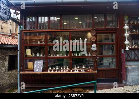 Sarajevo, Bosnien - 2. Dezember 2022: Herrlich charmante Antiquitätenfront mit exquisitem Feinsilber Stockfoto