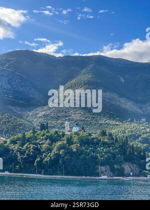 Bucht von Kotor, Montenegro - 2. Juli 2024: Gemeinde Josice und Kirche des Heiligen Martyr Nedjelja auf dem Hügel. Stockfoto