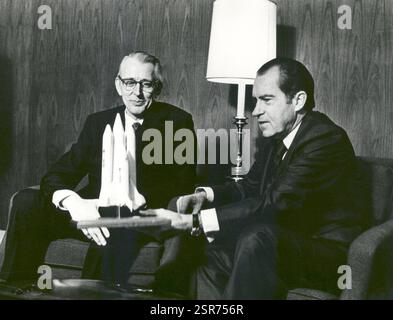 NASA-Administrator James Fletcher und Präsident Richard Nixon diskutieren über ein früheres Modell des Space Shuttle Stockfoto