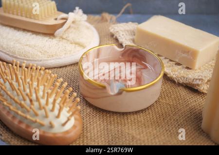 Ausstellung von natürlichen Schönheitsprodukten auf strukturiertem Hintergrund Stockfoto