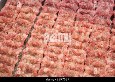 Frisch zubereitetes Hackfleisch in ordentlichen Reihen zum Kochen Stockfoto