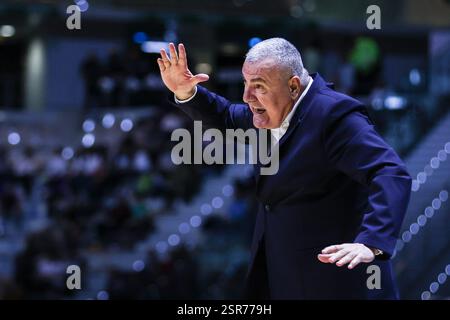 Turin, Italien. Februar 2025. Jasmin Repesa Head Coach von Trapani Shark reagierte im Viertelfinalspiel des LBA Frecciarossa Final Acht 2025 zwischen Trapani Shark und Pallacanestro Trieste in der Inalpi Arena. Endergebnis Trapani Shark 72 | 74 Pallacanestro Trieste Credit: SOPA Images Limited/Alamy Live News Stockfoto