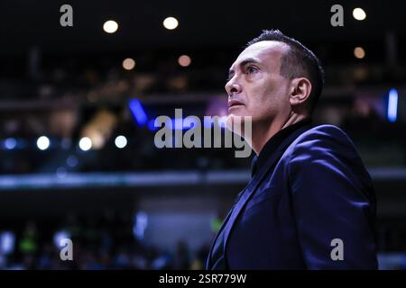 Turin, Italien. Februar 2025. Valerio Antonini, Präsident von Trapani Shark, sieht beim Acht-Viertelfinalspiel der LBA Frecciarossa 2025 zwischen Trapani Shark und Pallacanestro Trieste in der Inalpi Arena an. Endergebnis Trapani Shark 72 | 74 Pallacanestro Trieste Credit: SOPA Images Limited/Alamy Live News Stockfoto