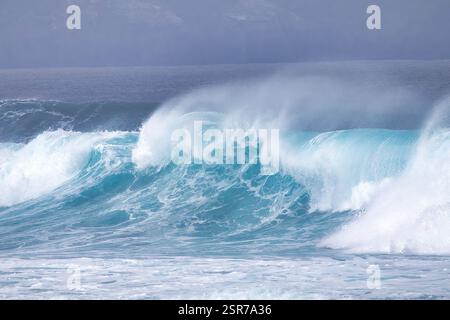 Türkisfarbene Schönheit einer stürzenden Welle auf Maui. Stockfoto