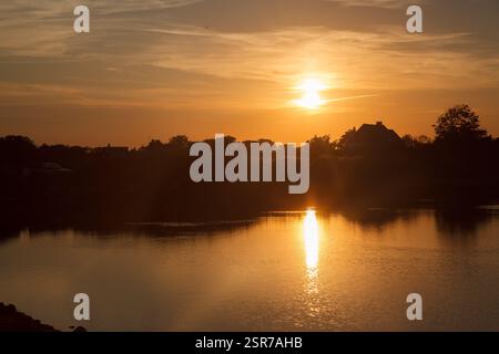 Der wunderschöne Sonnenuntergang am Ufer von Newport, Rhode Island, USA Stockfoto