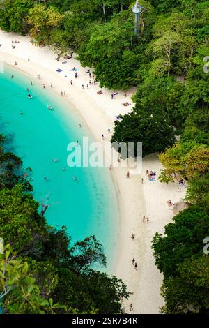 Besucher genießen die ruhige Schönheit von Koh Hong Island, wo weicher weißer Sand auf klares türkisfarbenes Wasser unter der warmen Sonne in Krabi Thailand trifft Stockfoto