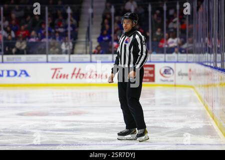 Rochester, New York, USA. Februar 2025. Linesman Anthony Lapointe (58) Skates in der dritten Periode. Die Rochester Americans veranstalteten die Syracuse Crunch in einem Spiel der American Hockey League in der Blue Cross Arena in Rochester, New York. (Jonathan Tenca/CSM). Quelle: csm/Alamy Live News Stockfoto