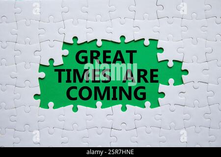 Große Zeiten werden bald Symbol. Concept Words Great Times kommt auf weißes Rätsel. Schöner grüner Hintergrund. Business und tolle Zeiten kommen Stockfoto