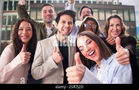 Feiern Sie einen erfolgreichen Geschäftstag mit Teamwork und Support. Stockfoto