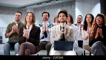 Verschiedene Gruppen von Geschäftsleuten, die aktiv an einer Konferenz teilnehmen. Stockfoto
