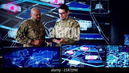 Junger Afroamerikaner im Army Technology Center mit Computer. Stockfoto