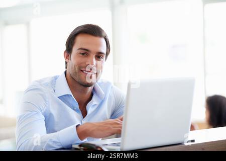 Porträt, Geschäftsmann und Buchhalter mit Laptop im Büro, Finanzaudit und Lächeln für Buchhaltung. Forschung, männlicher Mensch und Auditor mit Technik für Stockfoto