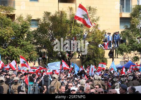 Beirut, Libanon. Februar 2025. Die Menschen nehmen an einer Kundgebung zum 20. Jahrestag der Ermordung von Rafik Hariri, einem prominenten sunnitischen Führer und ehemaligen libanesischen Premierminister, am 14. Februar 2025 in Beirut, Libanon, Teil. Der ehemalige libanesische Premierminister Saad Hariri erklärte am Freitag, dass er seine zukünftige Bewegungspartei wiederbeleben und sich wieder an Wahlen beteiligen werde, indem er eine Entscheidung von 2022, aus der Politik zu kündigen, während einer Kundgebung, die 20 Jahre nach der Ermordung seines Vaters Rafik Hariri stattfand, rückgängig machte. Quelle: Bilal Jawich/Xinhua/Alamy Live News Stockfoto