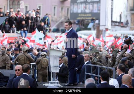 Beirut, Libanon. Februar 2025. Der ehemalige libanesische Premierminister Saad Hariri (C) spricht während einer Kundgebung zum 20. Jahrestag der Ermordung seines Vaters Rafik Hariri, eines prominenten sunnitischen Führers und ehemaligen libanesischen Premierministers, am 14. Februar 2025 in Beirut, Libanon. Der ehemalige libanesische Premierminister Saad Hariri erklärte am Freitag, dass er seine zukünftige Bewegungspartei wiederbeleben und sich wieder an Wahlen beteiligen werde, indem er eine Entscheidung von 2022, aus der Politik zu kündigen, während einer Kundgebung, die 20 Jahre nach der Ermordung seines Vaters Rafik Hariri stattfand, rückgängig machte. Quelle: Bilal Jawich/Xinhua/Alamy Live News Stockfoto