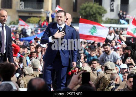 Beirut, Libanon. Februar 2025. Der ehemalige libanesische Premierminister Saad Hariri nimmt an einer Kundgebung zum 20. Jahrestag der Ermordung seines Vaters Rafik Hariri, eines prominenten sunnitischen Führers und ehemaligen libanesischen Premierministers, am 14. Februar 2025 in Beirut, Libanon, Teil. Der ehemalige libanesische Premierminister Saad Hariri erklärte am Freitag, dass er seine zukünftige Bewegungspartei wiederbeleben und sich wieder an Wahlen beteiligen werde, indem er eine Entscheidung von 2022, aus der Politik zu kündigen, während einer Kundgebung, die 20 Jahre nach der Ermordung seines Vaters Rafik Hariri stattfand, rückgängig machte. Quelle: Bilal Jawich/Xinhua/Alamy Live News Stockfoto