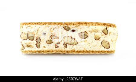 Französischer weicher Nougat mit Mandel und Nüssen isoliert auf weißem Hintergrund. Griechisches Manolato. Weiße Nougatstange isoliert. Stockfoto