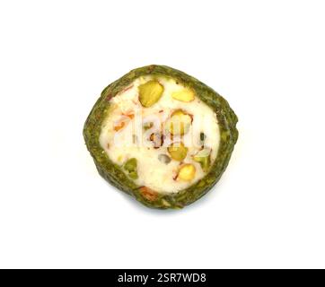 Süßes Brötchen mit Rosen und Nüssen, türkische Süßigkeiten. Türkisches rahat lokum auf weißem Hintergrund. Leckere türkische Delikatesse isoliert auf weißem Hintergrund Stockfoto