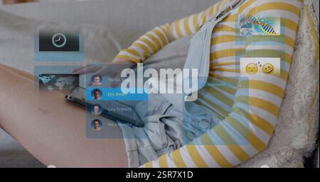 Bild einer kaukasischen Frau, die zu Hause ein Tablet über Ai-Chat verwendet Stockfoto