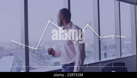 Abbildung eines Diagramms mit Daten über afroamerikanische Geschäftsleute, die im Büro denken Stockfoto