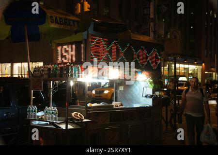 Basierend auf der Textbeschreibung „Nay Sabrett ish Xxing Daytona 10“ scheint es ein Foto zu sein, das mit dem Drag Racer Nay Sabrett in Daytona, Lik, zusammenhängt Stockfoto