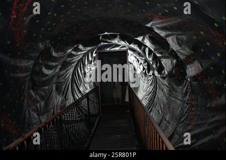 Ein hell beleuchteter Backsteintunnel in New York, Manhattan. Ein junges Paar, lässig gekleidet, lacht. Vielleicht sind sie an einem Scheideweg im Leben, aber für Stockfoto