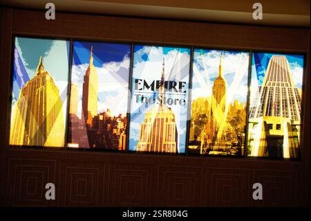 New York, Manhattan. Ein Buntglasfenster im Art déco-Stil zeigt das Empire State Building in bunten geometrischen Formen. Diese Architektur Stockfoto