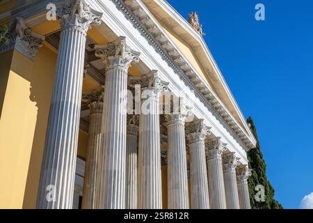 Kunstvolles neoklassizistisches Gebäude mit korinthischen Säulen Stockfoto