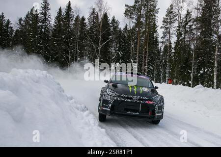 UmeaÌ, Piombino, Schweden. Februar 2025. Fahrer OliverÂ Solber und Co-Driverjames Fultonof the Team Printsport Toyota Gr Yaris Rally2., sie treffen auf den 1. Tag des Rennens, während der FIA World Rally Championship WRC Rallye Schweden 2025 14. Februar, UmeaÌŠ Schweden Credit: Luca Barsali/ZUMA Press Wire/ZUMA Wire/Alamy Live News Stockfoto