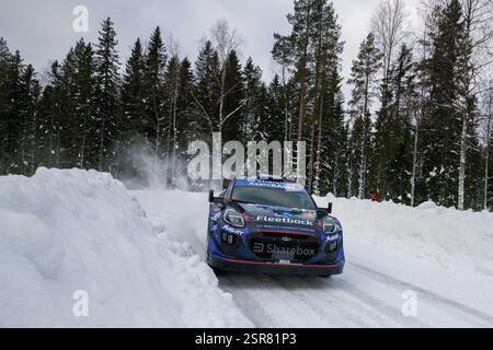 UmeaÌ, Piombino, Schweden. Februar 2025. Der Fahrer Jourdan Serderidis und Co-Pilot Frederic Miclotte des M-Sport Ford WRT, Ford Puma Rally1, treffen auf den 1. The Day of the Race, während der FIA World Rally Championship WRC Rallye Schweden 2025 14 Februar, UmeaÌŠ Schweden Credit: Luca Barsali/ZUMA Press Wire/ZUMA Wire/Alamy Live News Stockfoto
