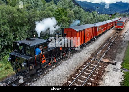 Die Zillertalbahn Berg Dampfeisenbahn im österreichischen Tirol, die zwischen der industriellen Stadt Jenbach und der Ferienort Mayrhofen Stockfoto