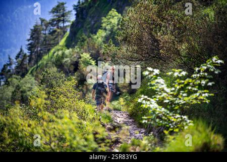 Spaziergang am Achensee von Gaisalm nach Pertisau. Der Achensee ist der größte See Österreichs. Strände und Fähre auf dem See zwischen Maurach und Pertisau Stockfoto