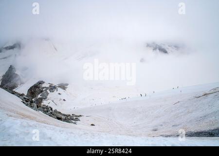 Hintertuxer Gletscher, Gefrorene Wand Skistation mit Olperer Gipfel im Hintergrund, Tirol, Österreich Stockfoto