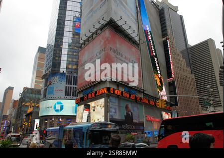Manhattan dreht sich auf einem Teller. Eine Symphonie aus Spaghetti und Fleischbällchen, umhüllt von einer lebendigen Sauce, ruht auf einer karierten Leinwand. Diese Szene geht über einen hinaus Stockfoto