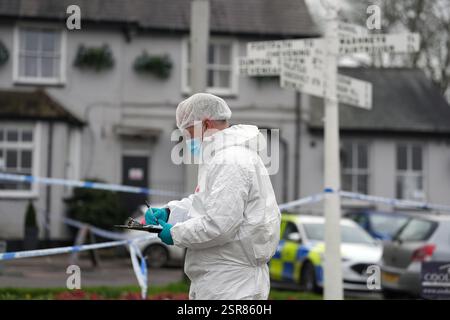 Ein forensischer Offizier im Three Horseshoes Pub in Knockholt, Sevenoaks in Kent, nachdem am Freitag kurz nach 19:00 Uhr der Rettungsdienst gerufen wurde. Ein männlicher Verdächtiger ist vom Tatort geflohen und muss noch gefunden werden. Bilddatum: Samstag, 15. Februar 2025. Stockfoto