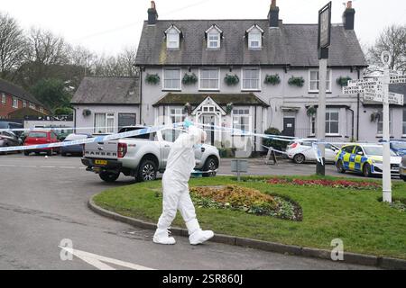 Ein forensischer Offizier im Three Horseshoes Pub in Knockholt, Sevenoaks in Kent, nachdem am Freitag kurz nach 19:00 Uhr der Rettungsdienst gerufen wurde. Ein männlicher Verdächtiger ist vom Tatort geflohen und muss noch gefunden werden. Bilddatum: Samstag, 15. Februar 2025. Stockfoto