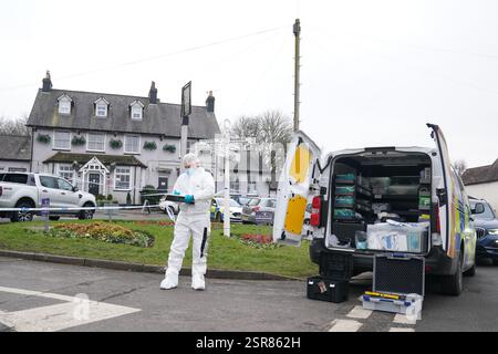 Ein forensischer Offizier im Three Horseshoes Pub in Knockholt, Sevenoaks in Kent, nachdem am Freitag kurz nach 19:00 Uhr der Rettungsdienst gerufen wurde. Ein männlicher Verdächtiger ist vom Tatort geflohen und muss noch gefunden werden. Bilddatum: Samstag, 15. Februar 2025. Stockfoto