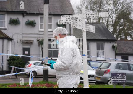Ein forensischer Offizier im Three Horseshoes Pub in Knockholt, Sevenoaks in Kent, nachdem am Freitag kurz nach 19:00 Uhr der Rettungsdienst gerufen wurde. Ein männlicher Verdächtiger ist vom Tatort geflohen und muss noch gefunden werden. Bilddatum: Samstag, 15. Februar 2025. Stockfoto