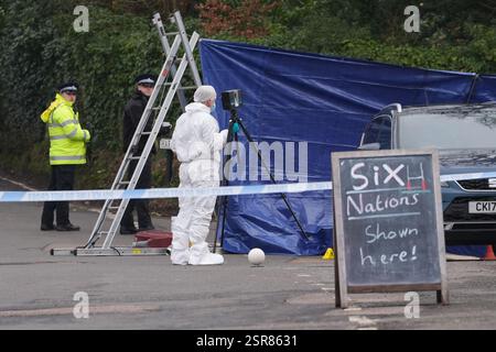 Ein forensischer Offizier im Three Horseshoes Pub in Knockholt, Sevenoaks in Kent, nachdem am Freitag kurz nach 19:00 Uhr der Rettungsdienst gerufen wurde. Ein männlicher Verdächtiger ist vom Tatort geflohen und muss noch gefunden werden. Bilddatum: Samstag, 15. Februar 2025. Stockfoto